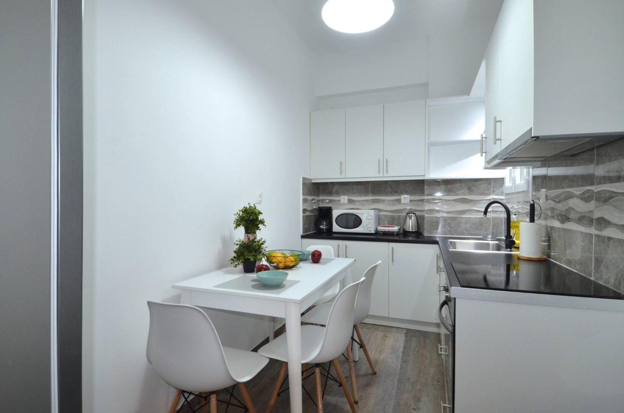 A Spacious Minimal Apatment At Chalandri Atenas Exterior foto